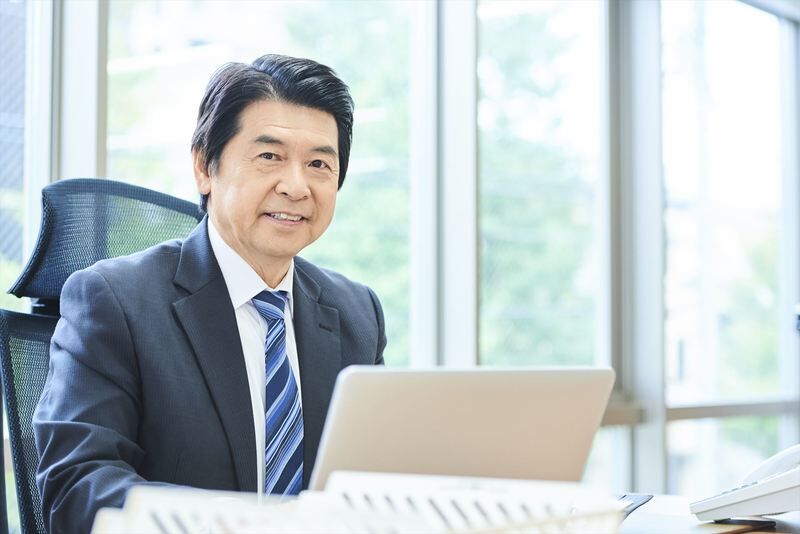 カメラを見つめる代表