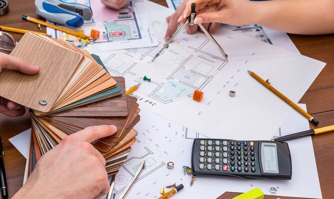 木目を選ぶスタッフ