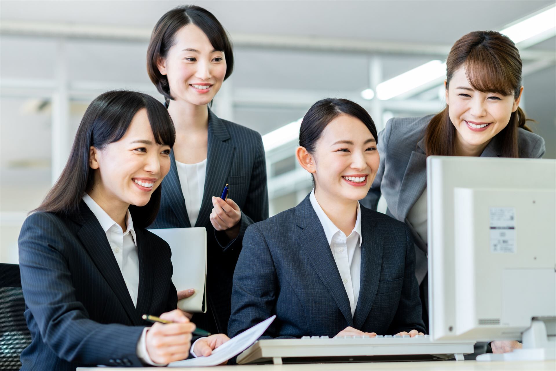 新人研修する女性スタッフ