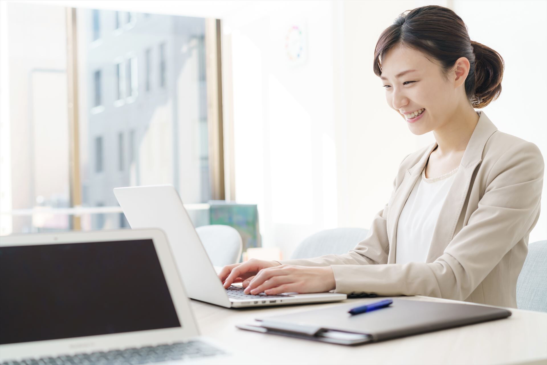 パソコンを打つスタッフ