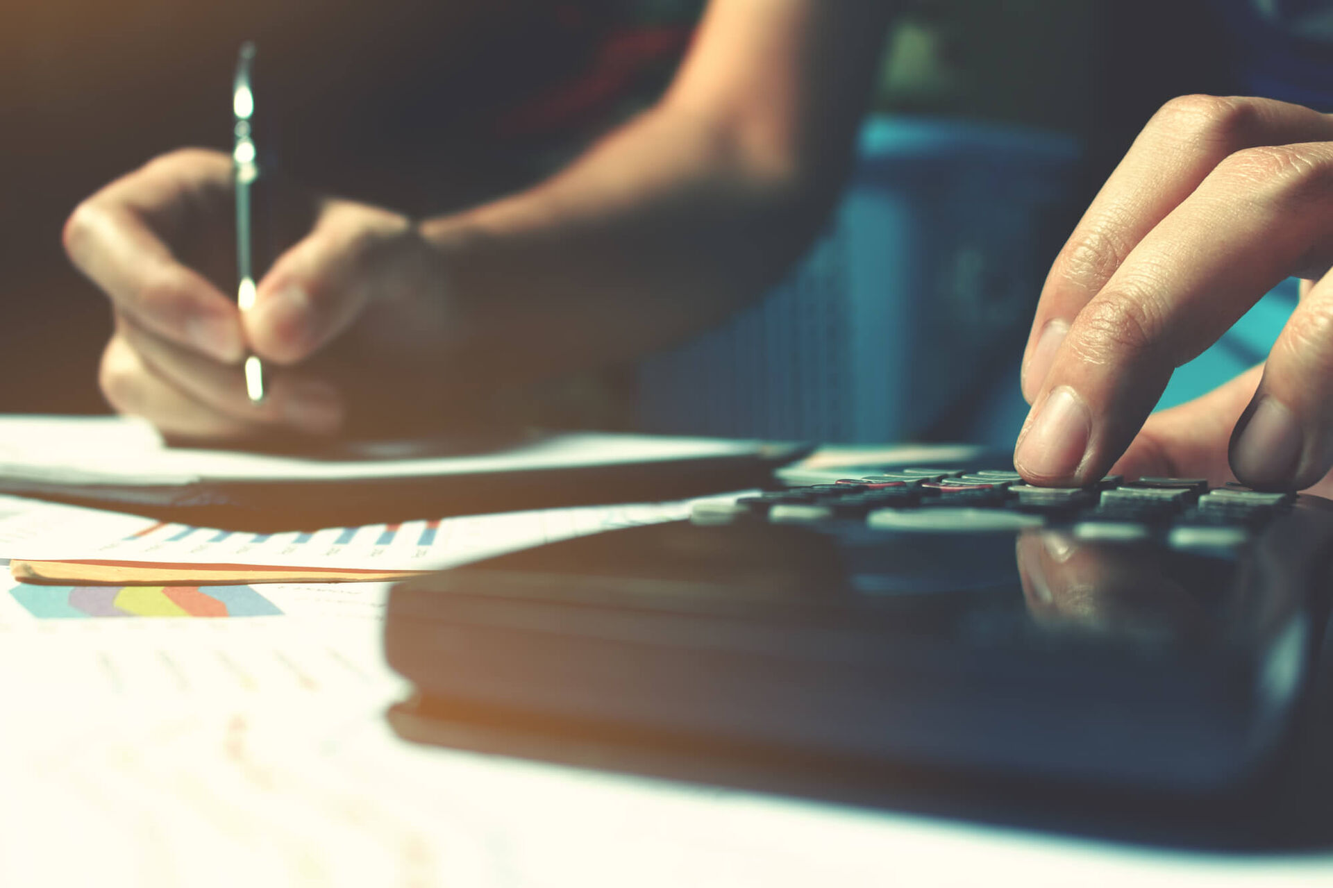 電卓を使う女性